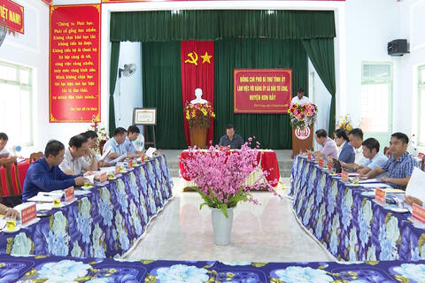 Phó Bí thư Tỉnh uỷ Nguyễn Văn Hoà thăm, làm việc tại xã Đăk Tơ Lung