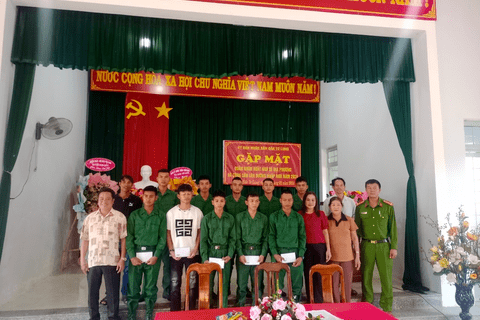 Xã Đăk Tơ Lung tổ chức Lễ gặp mặt quân nhân xuất ngũ và công dân lên đường nhập ngũ năm 2024